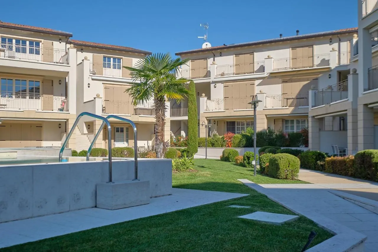 Apartmentsgarda - Corte Dei Molini 0*, Garda (Verona) Italy