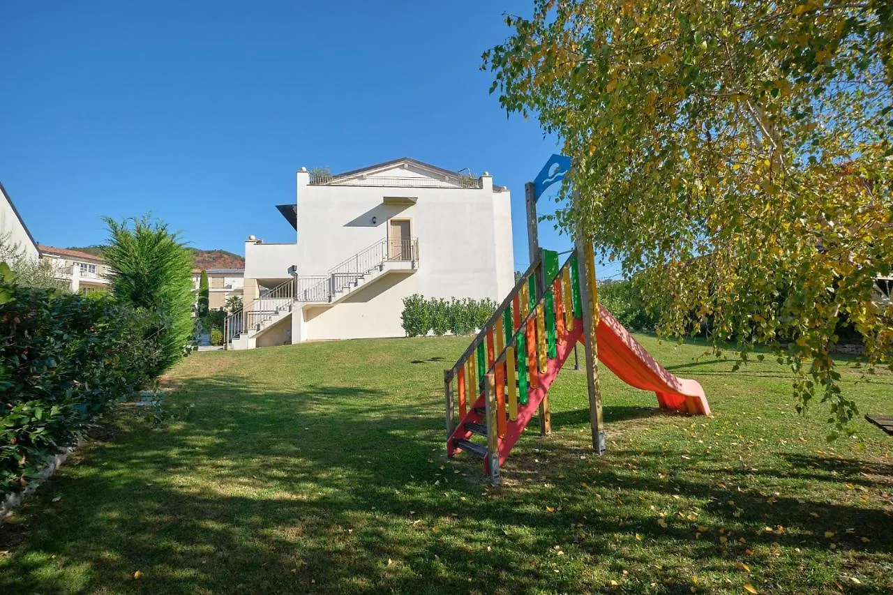 Apartmentsgarda - Corte Dei Molini 0*, Garda (Verona) Italy